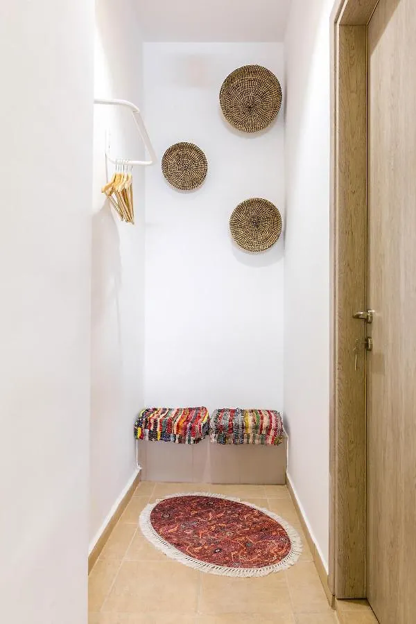 Erato “Wrapped In Myrtle And Roses” Apartment Thessaloniki